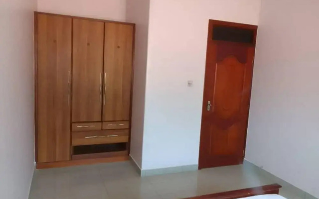 House - Kampala - 6 Bedrooms - Parking - Garden