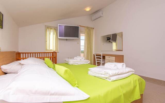 Stunning Home in Brodarica With Jacuzzi, Wifi and 4 Bedrooms