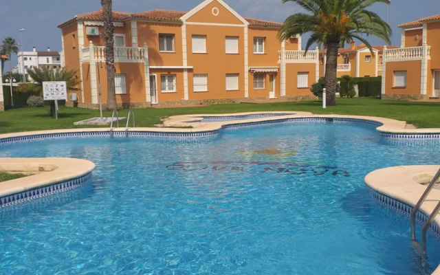 Oliva Nova flat in front of MET