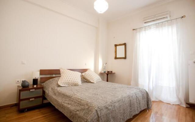 Acropolis area 5 minutes to the Museum and metro