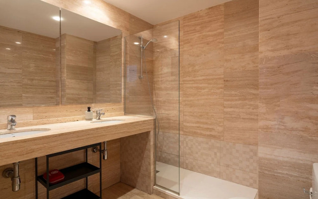 Modern Apartment Near Pl Espa a