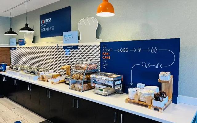 Holiday Inn Express & Suites Salinas