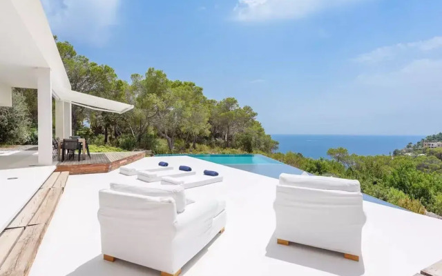 Stylish Villa With Infinity Pool