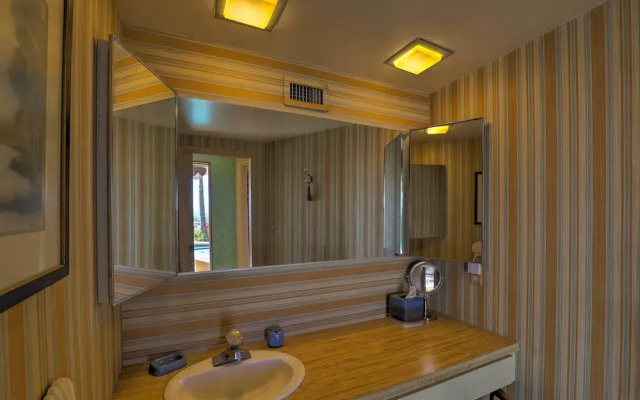 Tucson Retreat w/ Superb Mountain Views & Pool!