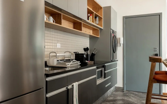 Hip, Tech Top Floor Apt, w/ Private Terrace