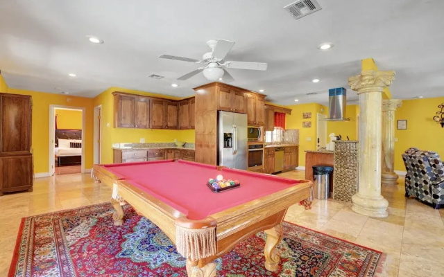 Las Vegas Elegance! Pool Table & Sparkling Pool! 3 Bedroom Home by RedAwning
