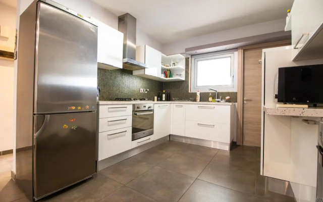 Renovated 2-bedroom flat with free parking, center