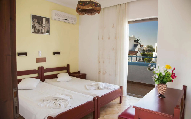 Yannis Yard Studios and Apartments