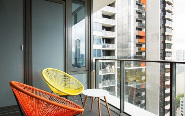 Luxury Two Bed Apt Swimming Pool