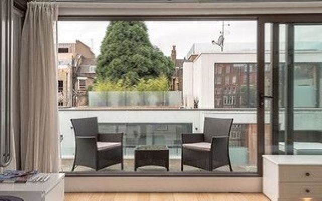 The Holborn Lights - Modern 3BDR Home with Rooftop Terrace & Garage