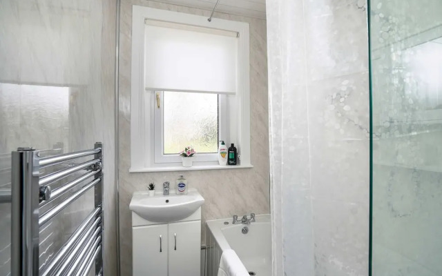 Free Parking - 2 Bedroom Flat