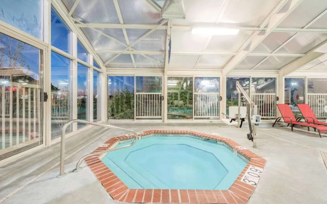 Holiday Inn Express Litchfield