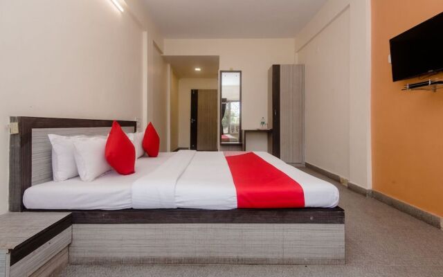 OYO 26206 Hotel Paras