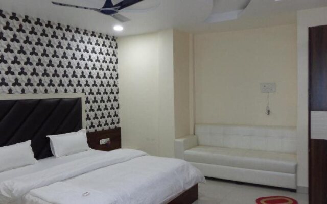 Hotel Prakshi Palace