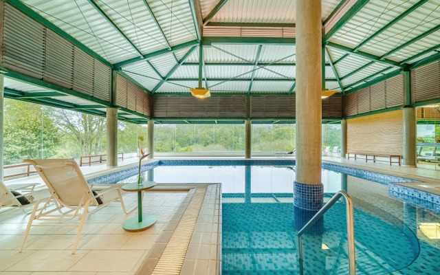 Almenat Embu das Artes, Tapestry Collection by Hilton