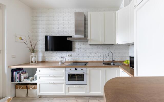 БелосНежность на набережной Обводного канала 108