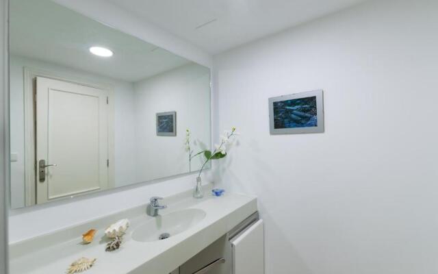 Light and bright apartment in central Valencia
