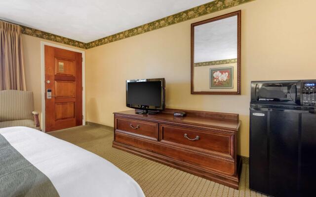 Quality Inn Breeze Manor