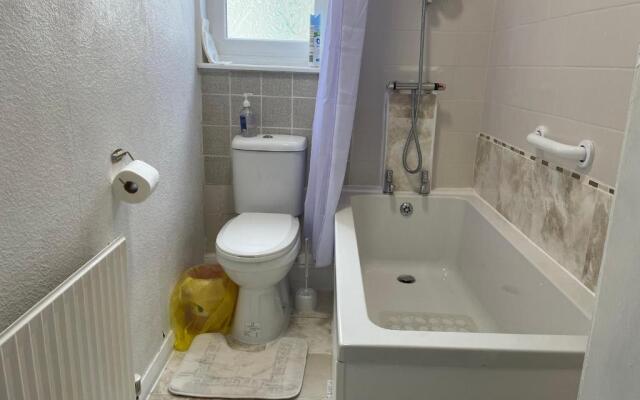 Renovated 4-bed Home - Sleeps 9 - Parking - Spa