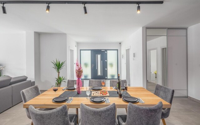 Beautiful Home in Rebici with Hot Tub, Sauna & 4 Bedrooms