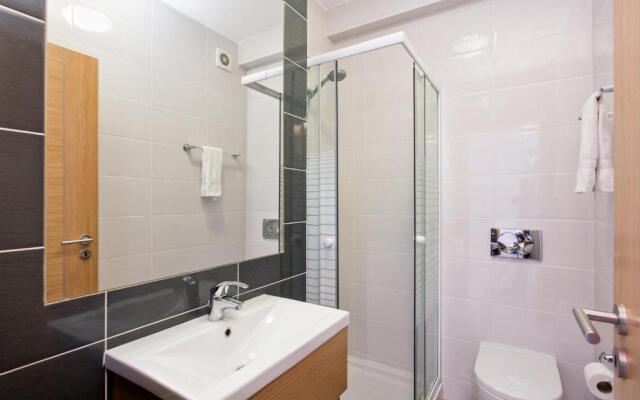 Poolside Albufeira Apartment by Ideal Homes