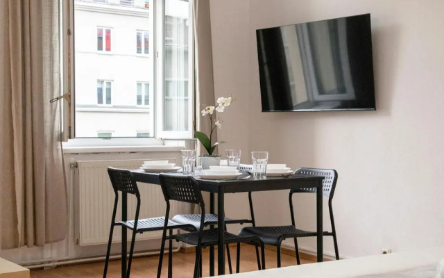 Fulfilling 2BR Apt. Very Central and Good Located