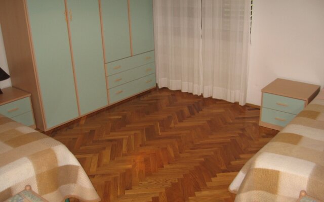Six Person Apartment With Two Bedrooms Located 200M From Beach In Pjescana Uvala