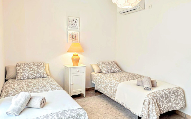 BEACHFRONT Spacious House with Pools, Bathtubs, Garden, Sea View