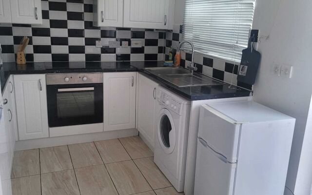 Exquisite 3-bed Royal Pearl Home in Greater London