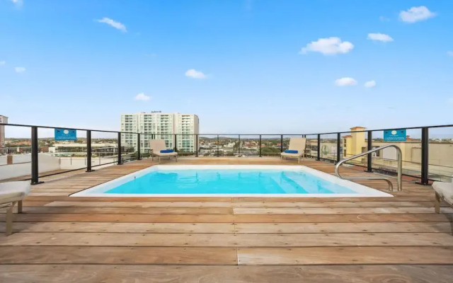 Lux Palm Beach Escape Pool Gym Prime Location