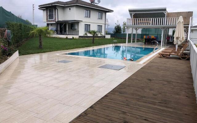 Villa Vadi-Isıtmalı havuzlu-Şömineli-Kış bahçeli-Tamamen Müstakil