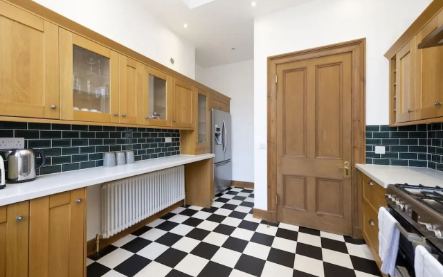 JOIVY 5 Bedroom Apt Near Meadows & George Square
