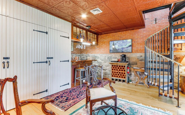 Downtown Essex Apartment - Steps to River!