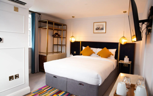 Three Falcons Hotel