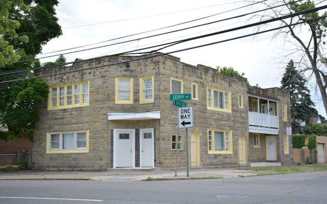 The Stone Castle - With Private Yard & Parking, Near Falls & Casino by Niagara Hospitality