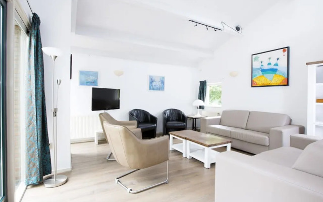 Restyled Holiday Home with 2 Bathrooms near Beach