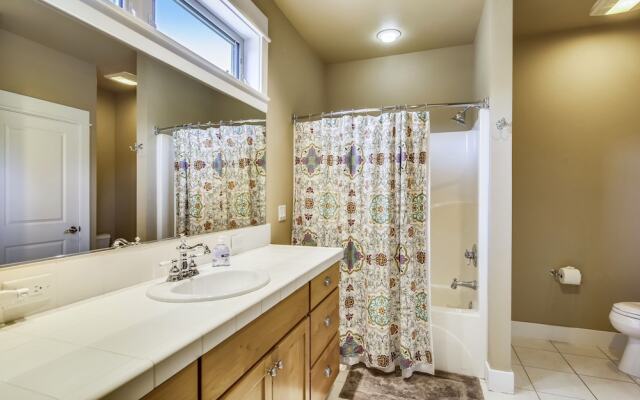 Big Canyon Home with Pool, Hot Tub, and Deschutes River Trail Access by RedAwning