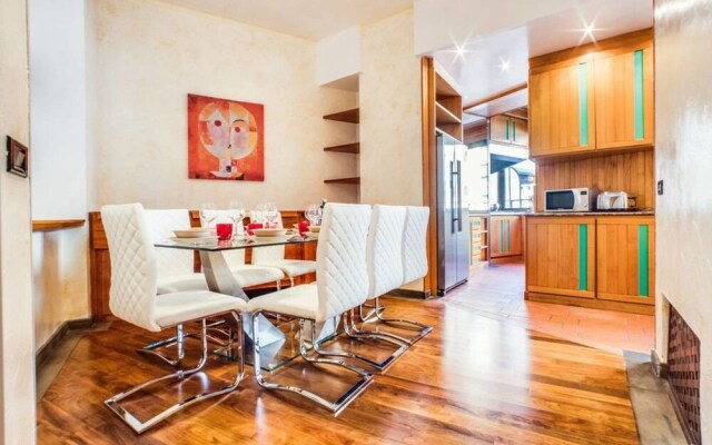 Spacious and Modern 3 bed Flat in Central Location