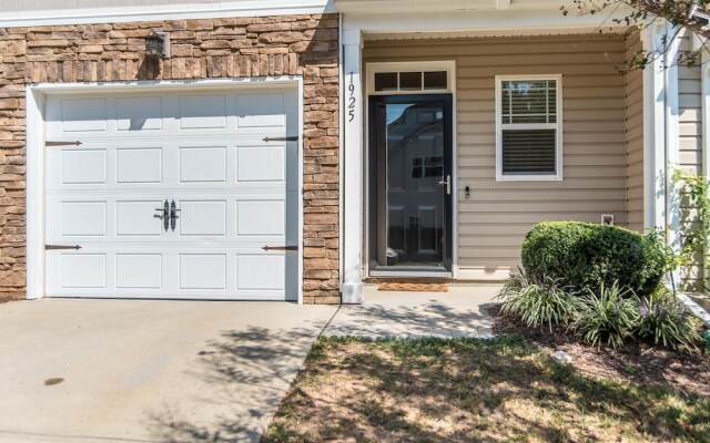 Luxury Three Bedroom Townhome Near Cary