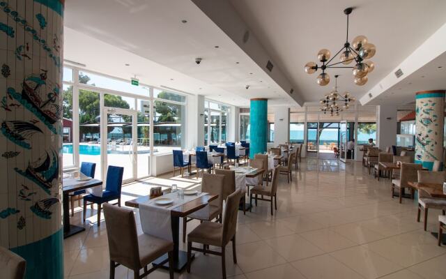 Lake Li̇fe Hotel