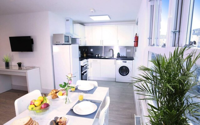 Modern Sea Front Apartment Sleeps 10