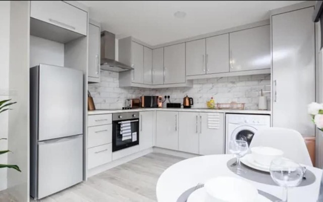 Spacious 1 bed Flat With View