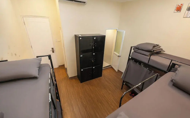 Queen Cafe Hotel & Pub