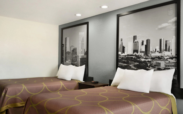 Super 8 By Wyndham Houston/Dtwn/I-610