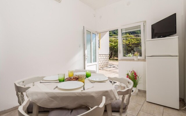 Nice Apartment in Banjol With 2 Bedrooms and Wifi