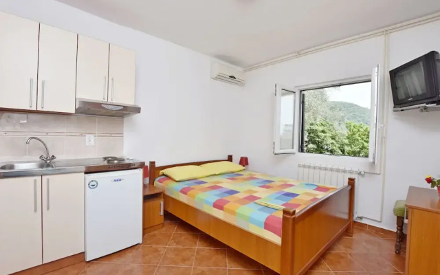Apartments and Rooms Iva