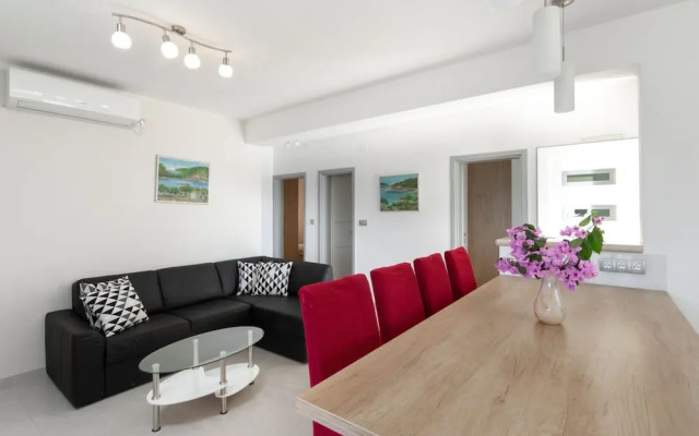 Modern Villa Near the Sea