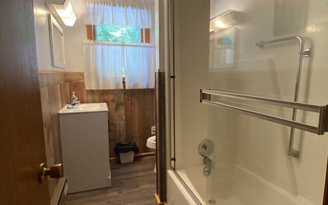 Deep Creek Overlook 3 Bedroom Cabin by Redawning