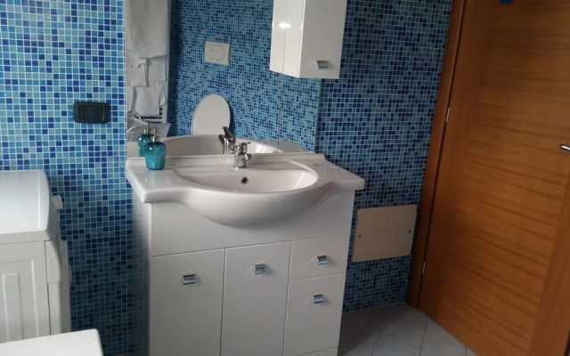 Comfortable Attic With Parking Space in the Town of Chiavari Num001