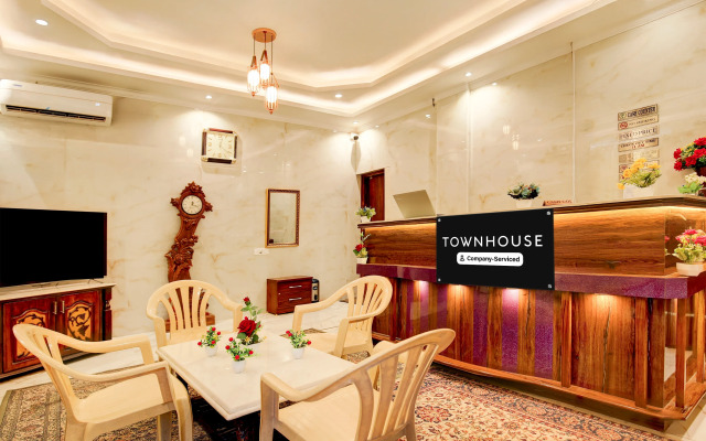 Super Townhouse Naya Gaon Formerly Hotel Paradise